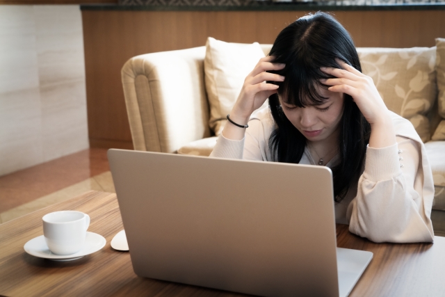 眼精疲労により頭痛や肩こりにもつながる可能性が