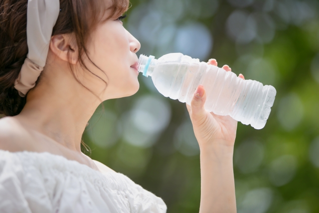 体内の水分が2％欠乏するだけでも強い喉の渇きを感じます