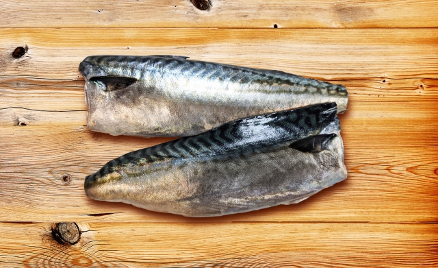 アニサキス寄生虫（線虫類）の一種で、サバ、アジ、サンマ、カツオ、イワシ、サケ、イカなどの魚介類の内臓表面に寄生しています